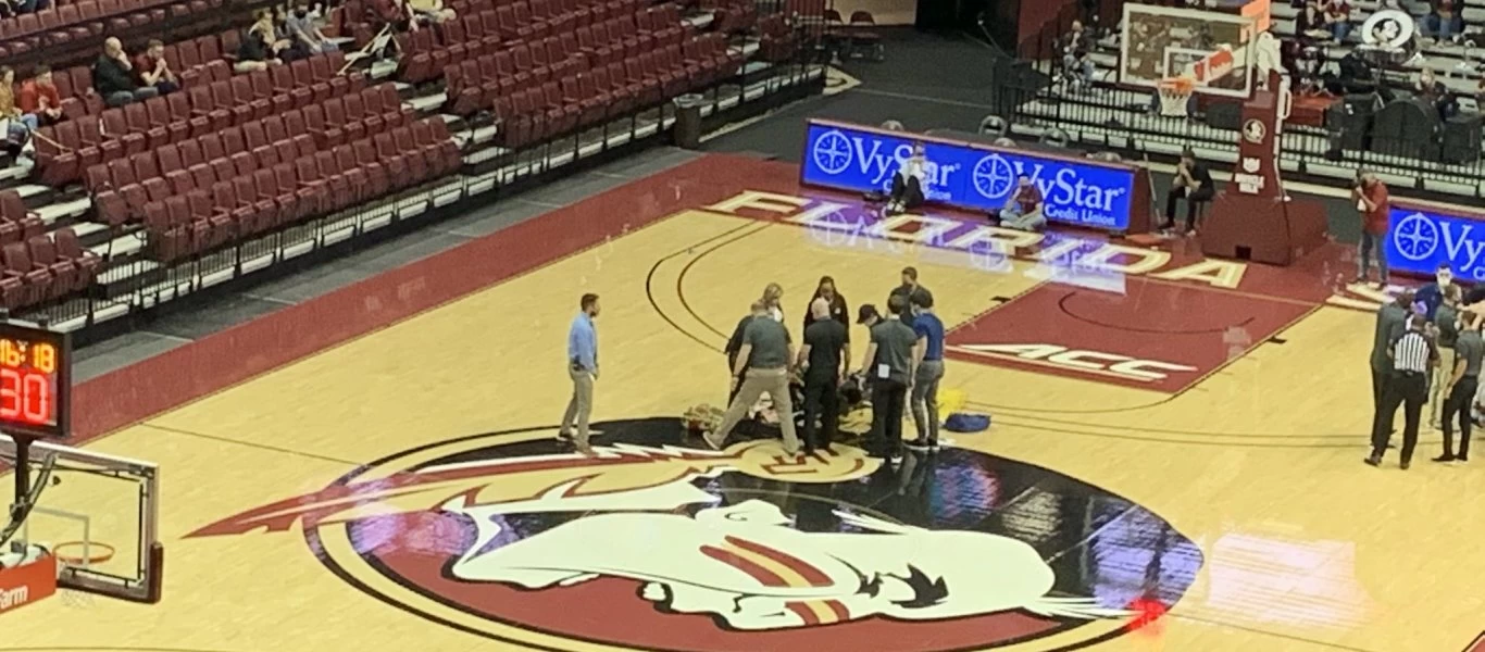 Τρομακτική στιγμή στο NCAA: Παίκτης κατέρρευσε στο παρκέ! (φώτο)